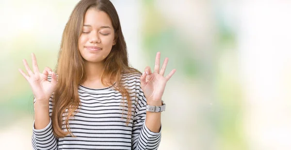 Joven Mujer Morena Hermosa Con Rayas Suéter Sobre Fondo Aislado —  Fotos de Stock