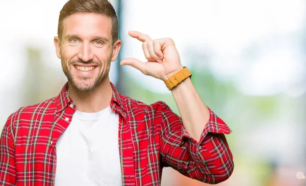 Knappe Man Dragen Casual Shirt Glimlachend Vertrouwen Gebaren Met Hand — Stockfoto