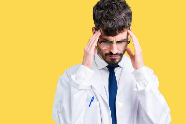 Joven Científico Profesional Que Usa Abrigo Blanco Sobre Fondo Aislado — Foto de Stock