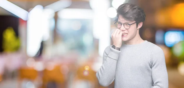 Jonge Knappe Man Met Bril Geïsoleerde Achtergrond Zoek Gestresst Nerveus — Stockfoto