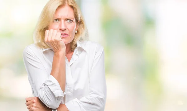 Medelålders Blond Affärskvinna Över Isolerade Bakgrund Ser Stressad Och Nervös — Stockfoto
