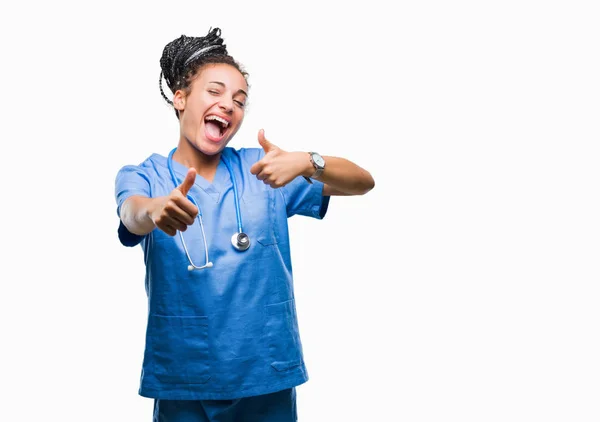 손으로 긍정적인 제스처를 머리를 아프리카계 미국인 의사는 미소를 성공을 카메라 — 스톡 사진