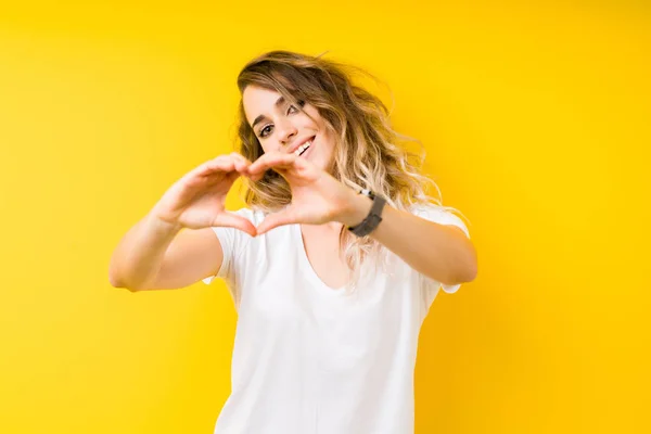 Jovem Bela Mulher Loira Sobre Fundo Amarelo Sorrindo Amor Mostrando — Fotografia de Stock