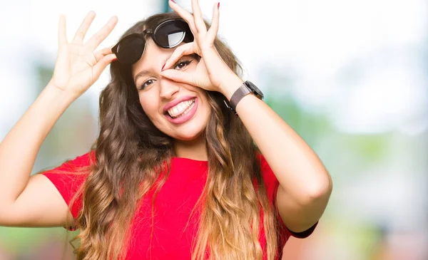 Joven Hermosa Mujer Con Camiseta Roja Gafas Sol Haciendo Buen —  Fotos de Stock