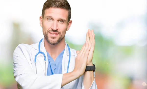 Bello Medico Uomo Indossa Uniforme Medica Sfondo Isolato Applaudendo Applaudendo — Foto Stock