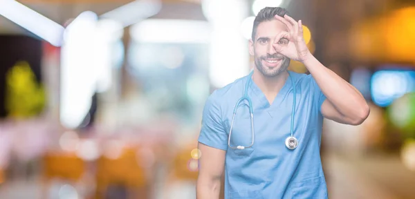 Schöner Junger Arzt Chirurg Mann Über Isoliertem Hintergrund Tut Geste — Stockfoto