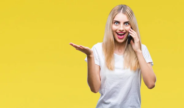 Junge Schöne Blonde Frau Spricht Mit Smartphone Über Isolierten Hintergrund — Stockfoto