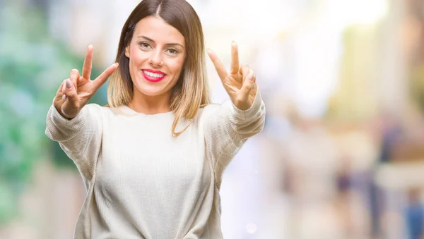 Giovane Bella Donna Casual Maglione Bianco Sfondo Isolato Sorridente Guardando — Foto Stock