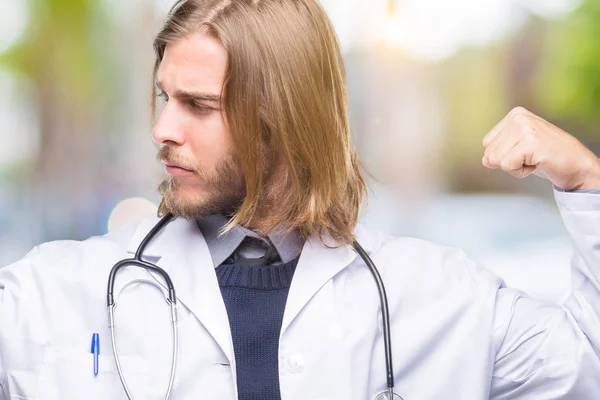 Joven Médico Guapo Con Pelo Largo Sobre Fondo Aislado Mostrando — Foto de Stock