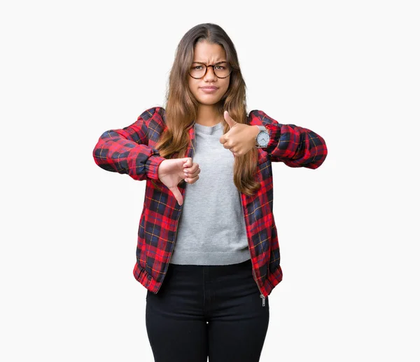 Joven Mujer Morena Hermosa Con Chaqueta Gafas Sobre Fondo Aislado —  Fotos de Stock