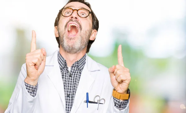 Orta Yaş Doktor Erkek Tıp Giyen Hayret Sürpriz Parmakları Ile — Stok fotoğraf