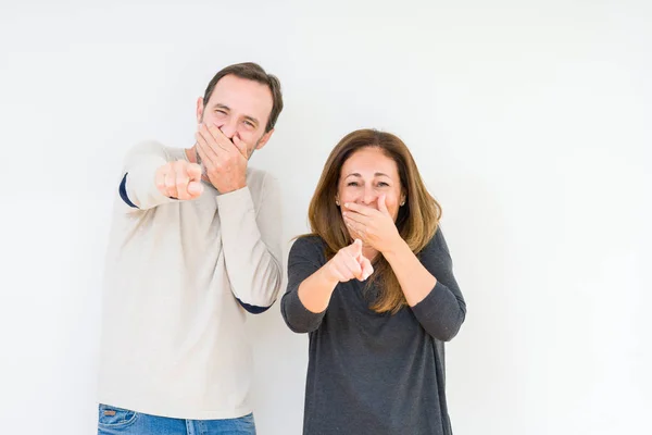 Belo Casal Meia Idade Apaixonado Por Fundo Isolado Rindo Você — Fotografia de Stock