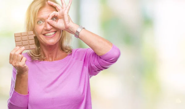 Orta Yaş Sarışın Kadın Mutlu Yüz Parmaklarının Arasından Seyir Göz — Stok fotoğraf