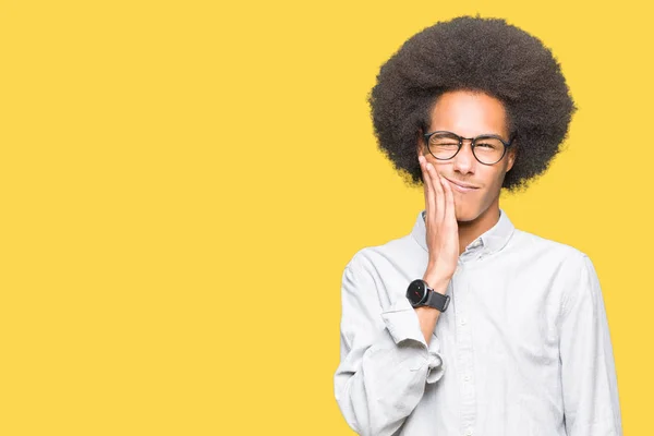 Mladý Americký Muž Afro Vlasy Nosí Brýle Dotýkají Úst Rukou — Stock fotografie