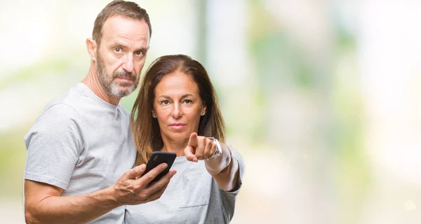 Medelåldern Spansktalande Par Sms Meddelande Smartphone Ver Isolerade Bakgrund Pekar — Stockfoto
