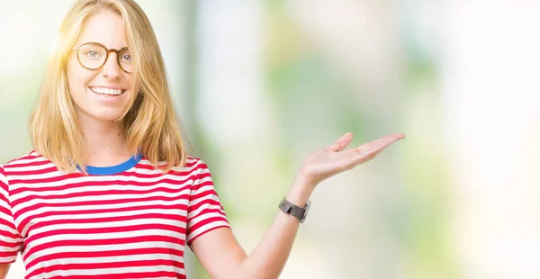 Mulher Bonita Usando Óculos Sobre Fundo Isolado Sorrindo Alegre Apresentando — Fotografia de Stock