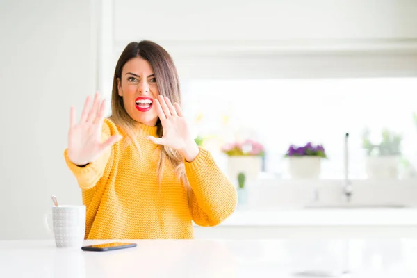 Mooie Jongedame Drinken Van Een Kopje Koffie Thuis Bang Doodsbang — Stockfoto