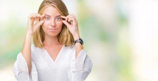 Hermosa Joven Elegante Mujer Sobre Fondo Aislado Tratando Abrir Los —  Fotos de Stock