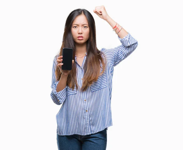 Молодая Азиатская Женщина Показывает Чистый Экран Смартфона Изолированном Фоне Раздражен — стоковое фото