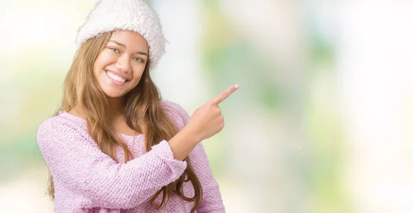 Μελαχρινή Νεαρή Όμορφη Γυναίκα Φορώντας Πουλόβερ Και Καπέλο Χειμώνα Πάνω — Φωτογραφία Αρχείου