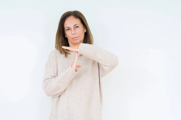 Vackra Medelålders Kvinna Över Isolerade Bakgrund Gör Timeout Gest Med — Stockfoto