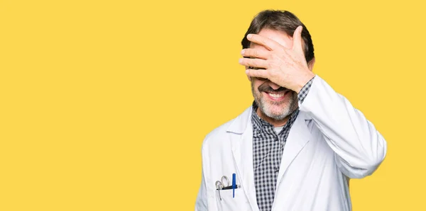 Medico Mezza Età Uomini Che Indossano Cappotto Medico Sorridente Ridente — Foto Stock