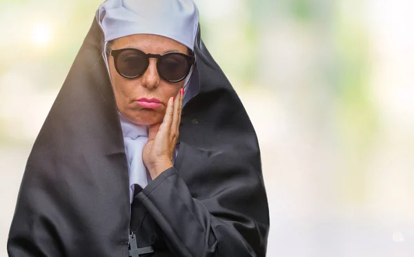 孤立した背景考えて見るサングラス中年シニアのカトリック修道女女疲れや交差腕を持つうつ病問題と退屈 — ストック写真