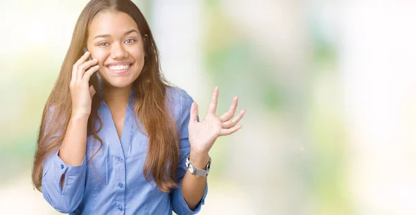 Joven Hermosa Mujer Negocios Morena Hablando Teléfono Inteligente Sobre Fondo — Foto de Stock