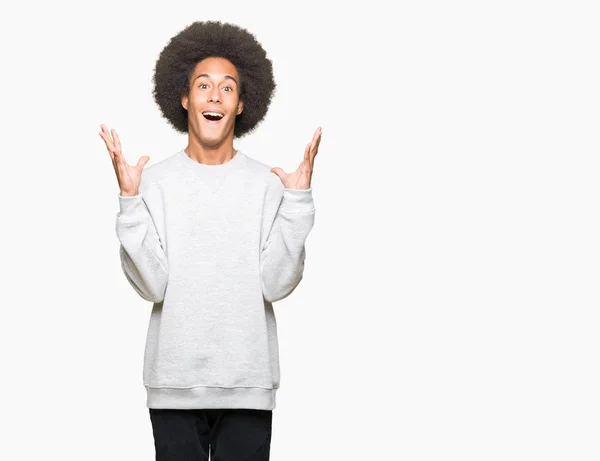 Unga Afroamerikanska Man Med Afro Hår Bär Sportig Sweatshirt Firar — Stockfoto