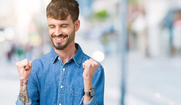 Joven Hombre Guapo Sobre Fondo Aislado Muy Feliz Emocionado Haciendo — Foto de Stock