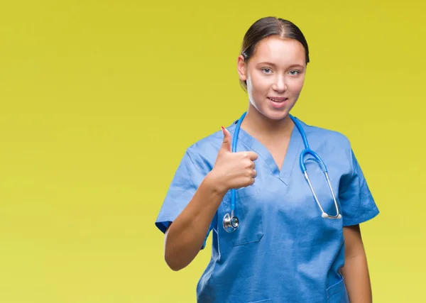 Unga Kaukasiska Läkare Kvinna Bär Medicinsk Uniform Över Isolerade Bakgrund — Stockfoto