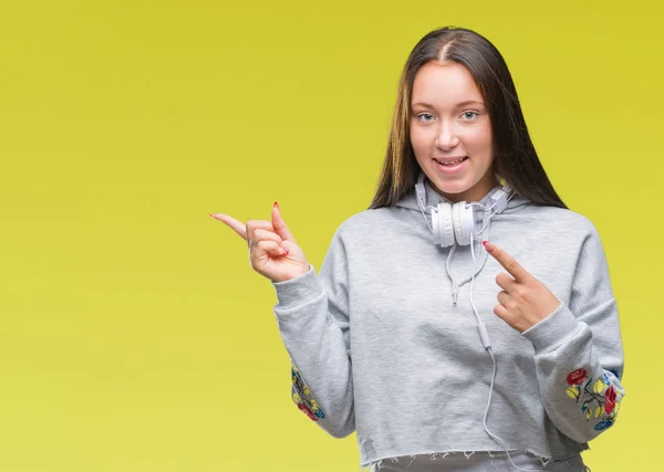 Νεαρός Φοιτητής Όμορφο Καυκάσιος Γυναίκα Φοράει Ακουστικά Πέρα Από Απομονωμένο — Φωτογραφία Αρχείου