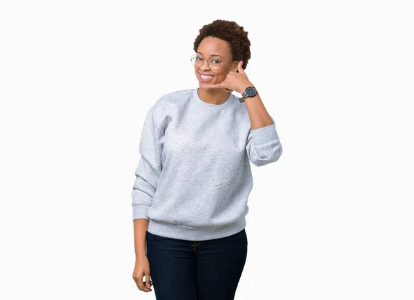 Joven Mujer Afroamericana Hermosa Con Gafas Sobre Fondo Aislado Sonriendo — Foto de Stock