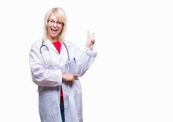Junge Schöne Blonde Ärztin Medizinischer Uniform Vor Isoliertem Hintergrund Lächelnd — Stockfoto