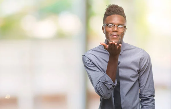 Człowiek Młody Afroamerykanin Biznesu Białym Tle Patrząc Kamery Buziak Ręką — Zdjęcie stockowe