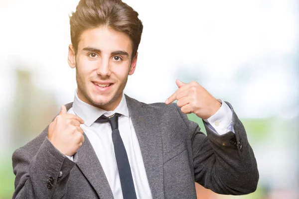 Fiatal Üzletember Viselt Öltöny Nyakkendő Elszigetelt Háttér Látszó Magabiztos Mosollyal — Stock Fotó