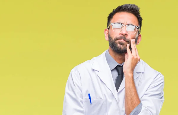 Dospělé Hispánský Vědec Nebo Lékař Muž Nosí Bílý Plášť Přes — Stock fotografie