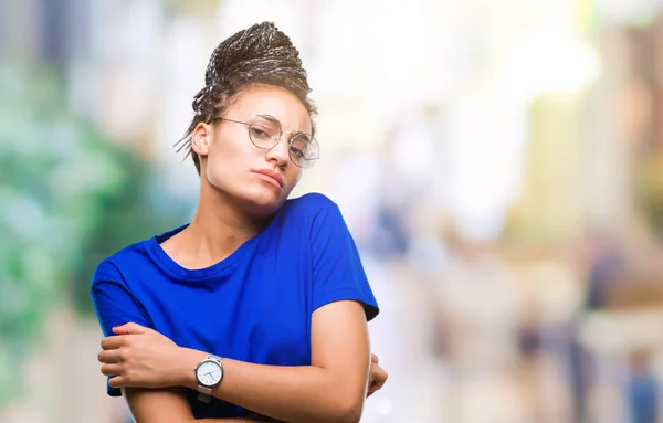 Joven Chica Afroamericana Trenzada Con Gafas Sobre Fondo Aislado Escéptico —  Fotos de Stock