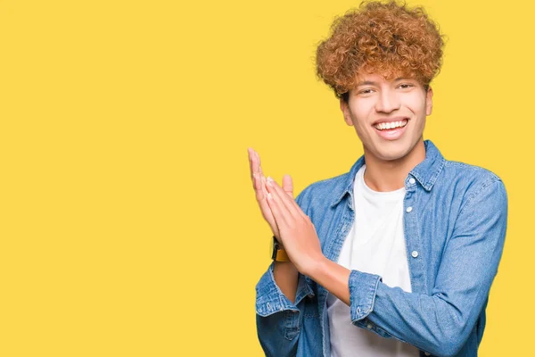 Ung Vacker Man Med Afro Hår Bära Denim Jacka Klappa — Stockfoto