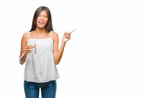 Joven Mujer Asiática Bebiendo Vaso Agua Sobre Fondo Aislado Muy —  Fotos de Stock