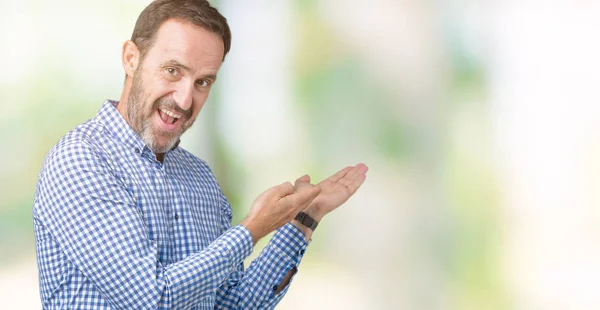 Guapo Mediana Edad Elegante Hombre Mayor Sobre Fondo Aislado Señalando —  Fotos de Stock