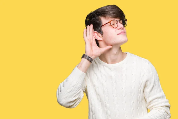 Mladý Pohledný Muž Nosí Brýle Izolované Pozadí Úsměvem Rukou Přes — Stock fotografie