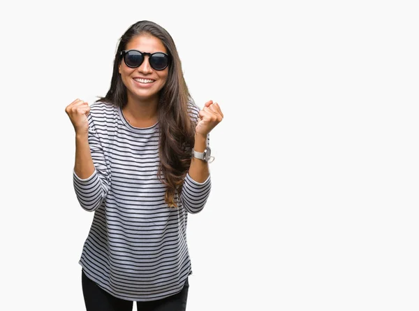 Jonge Mooie Arabische Vrouw Dragen Van Een Zonnebril Geïsoleerde Achtergrond — Stockfoto