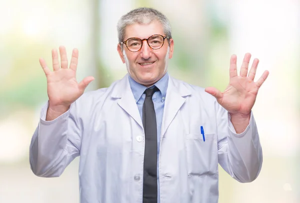 英俊的资深医生 科学家专业人穿白色外套在隔绝的背景显示并且指向用手指十 当微笑自信和愉快时 — 图库照片
