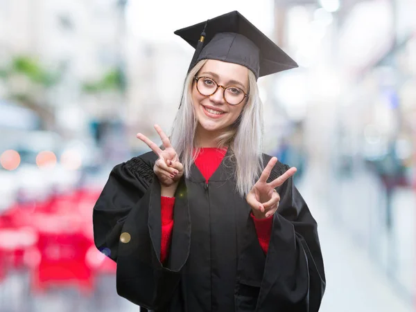 Jovem Loira Vestindo Uniforme Pós Graduação Sobre Fundo Isolado Sorrindo — Fotografia de Stock