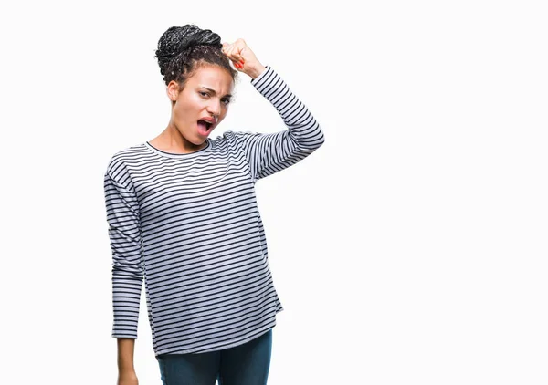 若い怒っている孤立した背景に髪アフリカ系アメリカ人の女の子の身に着けているセーターを編組し イライラして怒りで叫びながら猛烈な拳の狂牛病発生します 怒りと攻撃的な概念 — ストック写真