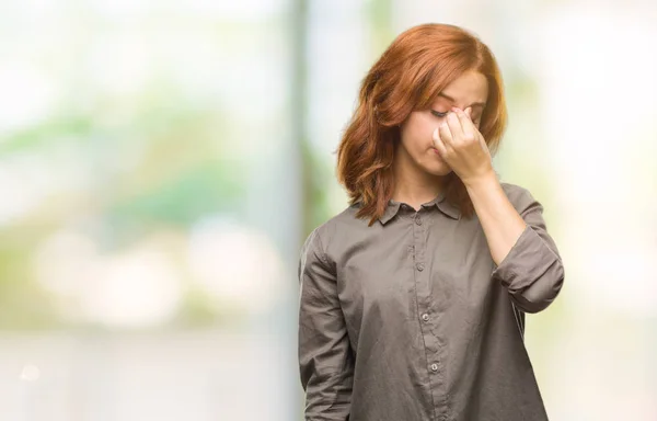 年轻美丽的女人在孤独的背景下疲惫的擦鼻子和眼睛感到疲劳和头痛 压力和挫折概念 — 图库照片