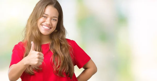 Ung Vacker Brunett Kvinna Klädd Röd Shirt Över Isolerade Bakgrund — Stockfoto