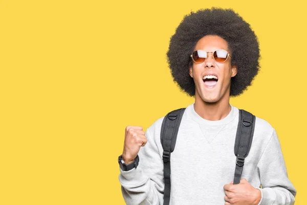 Junger Afrikanisch Amerikanischer Mann Mit Afro Haaren Mit Sonnenbrille Und — Stockfoto