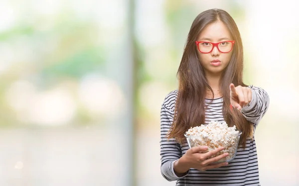 Giovane Donna Asiatica Mangiare Popcorn Sfondo Isolato Puntando Con Dito — Foto Stock